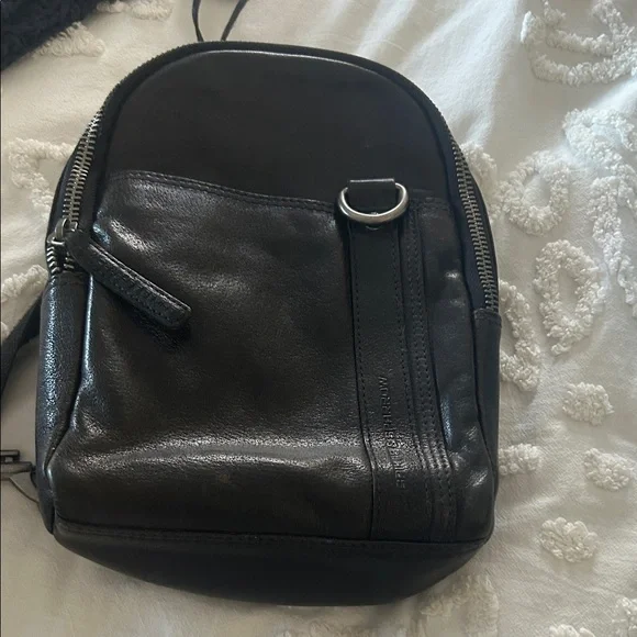 Sleek Black Leather Shoulder Bag - Picture 1 of 4